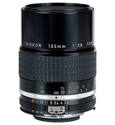 尼康105mm F2.5 Ai 镜头是这个系列镜头的鼻祖。其做工相当扎实，拿在手里手感不错。光圈全开下锐度不错，虽然没有传言中说的那么夸张，但基本可以使用，收一挡光圈后成像有显著提升。调焦行程设计的很