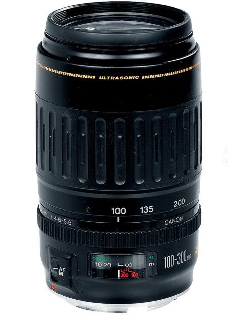 而另外一支佳能EF100-300mm F4.5-5.6USM同样值得关注。随着佳能镜头对焦马达技术的开发,这支拥有USM对焦马达的长焦镜头,可以在拍摄时进行高速追焦, 对于经常拍摄体育运动或是野生动物